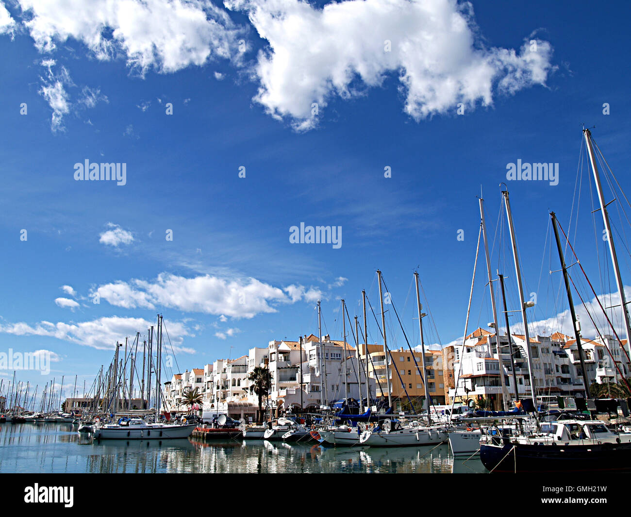 Boote im Hafen verankert Stockfoto