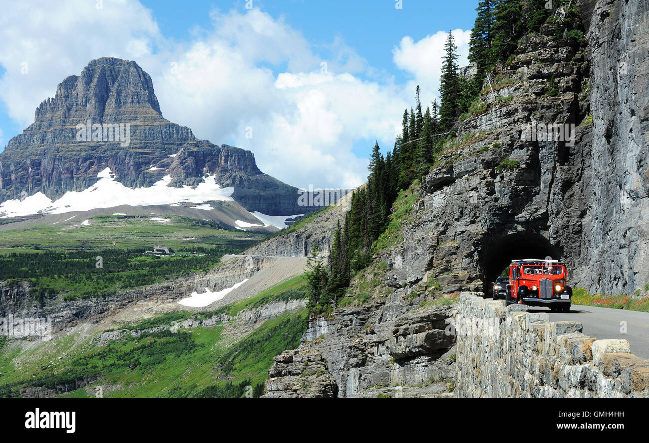 12. August 2016 - durchläuft Glacier National Park, Montana, Vereinigte Staaten - A der 1930er Jahre Ära rote Tourbus einen Tunnel. Stockfoto