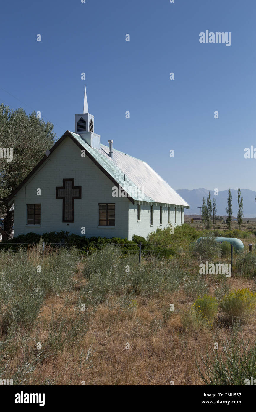 Landmark-Kirche an der Ostseite des Highway 395 in der Nähe von Mammoth Yosemite Airport. Lokal bekannt als die grüne Kirche. Stockfoto