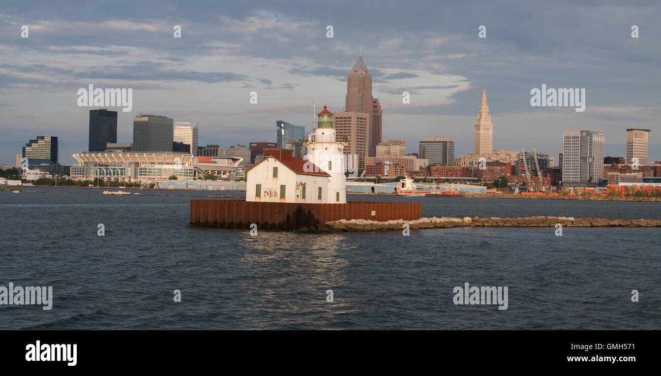 Cleveland. Skyline von Ohio mit Leuchtturm und dem Eriesee im Vordergrund Stockfoto