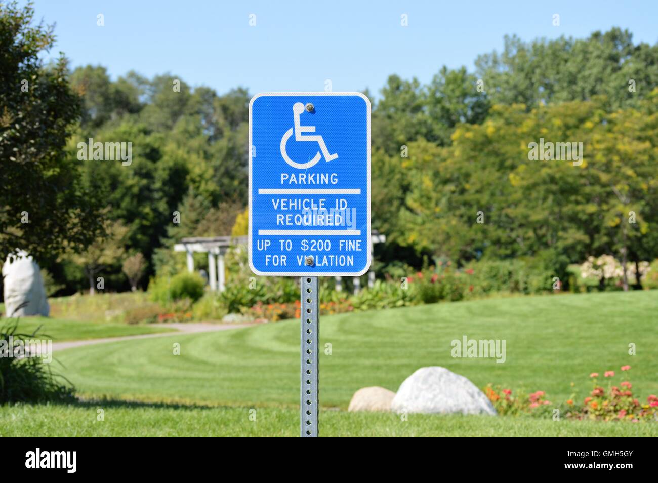Handicap Parken Zeichen im Park Stockfoto