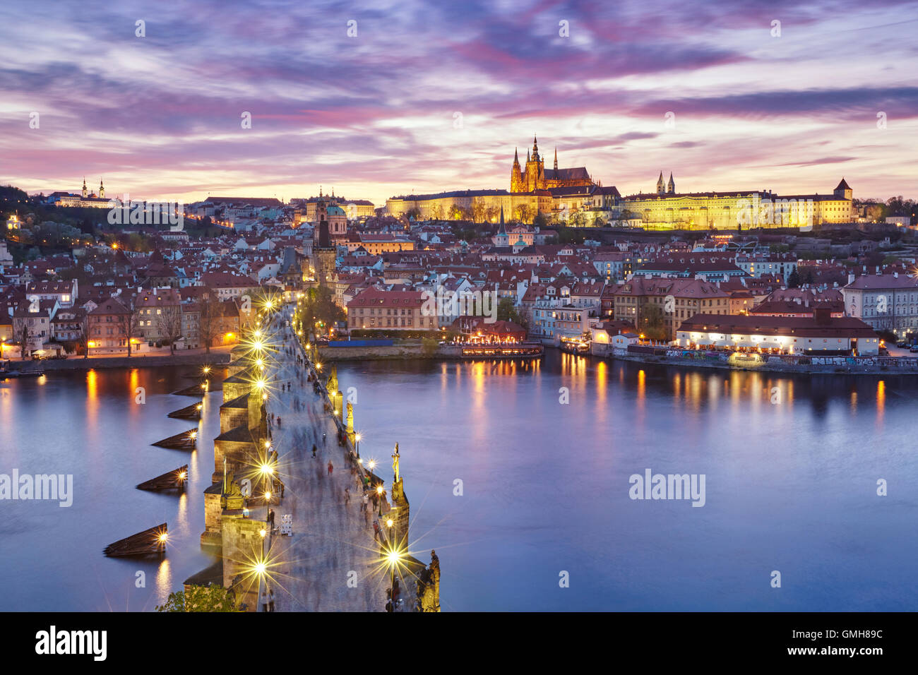 Sonnenuntergang über die Karlsbrücke und die Prager Burg Stockfoto