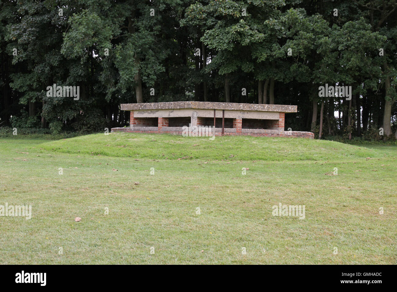 Eine alte ausgediente versunkene Anti-Invasion / Tank zweite Welt War Flugplatz Verteidigung Pillbox in Gloucestershire auf einem ehemaligen gelegen RAF Flugplatz in Kemble Stockfoto