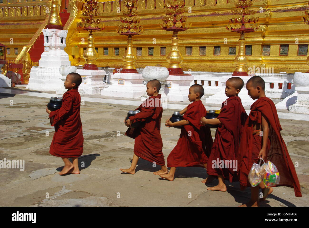 Junge Mönche in Shwezigon Pagode in Bagan, Myanmar Stockfoto
