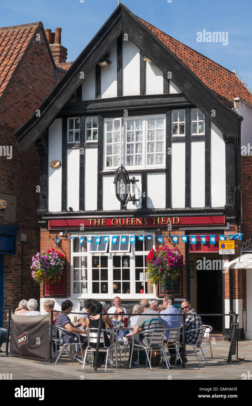 Menschen saßen vor dem Queens Head Pub in Beverley, East Riding of Yorkshire, England, UK Stockfoto