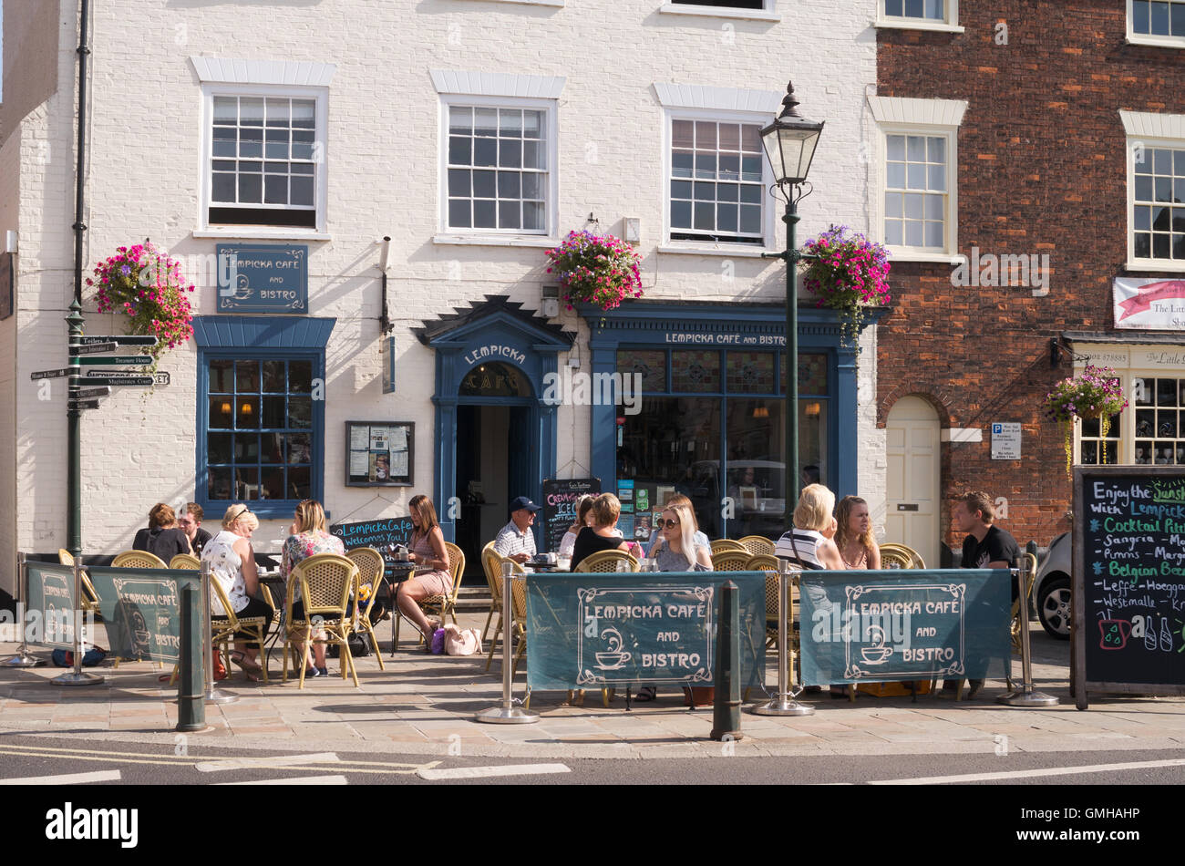 Leute sitzen außerhalb der Lempicka-Café-Bistro in Beverley, East Riding of Yorkshire, England, UK Stockfoto