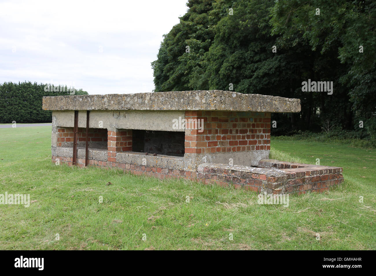 Eine alte ausgediente versunkene Anti-Invasion / Tank zweite Welt War Flugplatz Verteidigung Pillbox in Gloucestershire auf einem ehemaligen gelegen RAF Flugplatz in Kemble Stockfoto