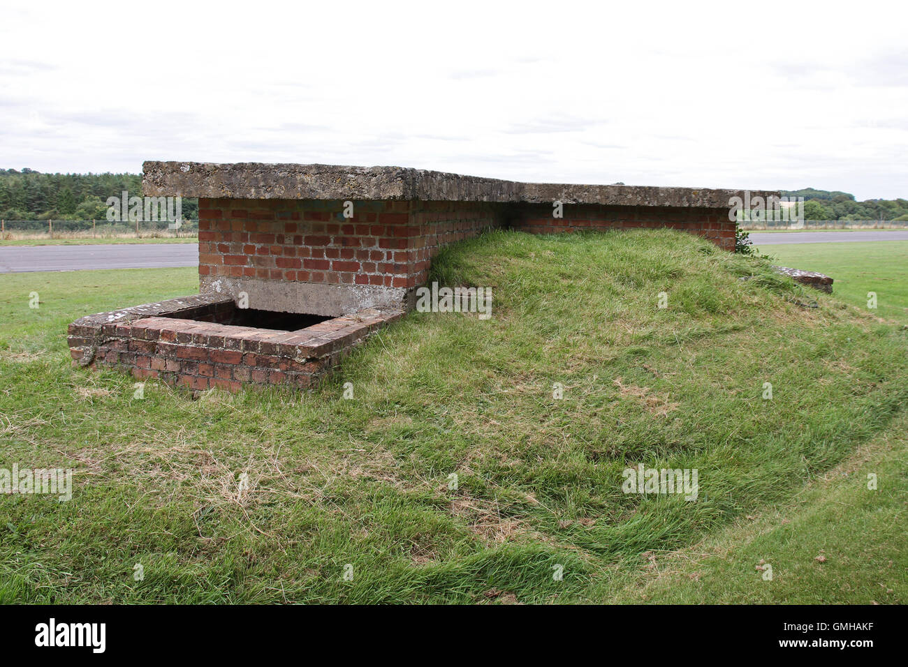 Eine alte ausgediente versunkene Anti-Invasion / Tank zweite Welt War Flugplatz Verteidigung Pillbox in Gloucestershire auf einem ehemaligen gelegen RAF Flugplatz in Kemble Stockfoto