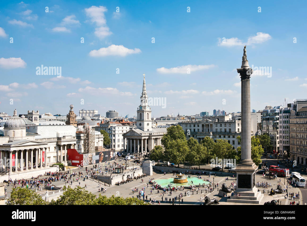 Horizontale Luftaufnahme über Trafalgar Square in London an einem sonnigen Tag. Stockfoto