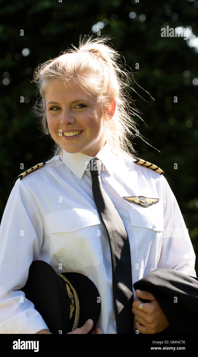 Bildnis einer jungen blonden Pilotin in uniform Stockfoto