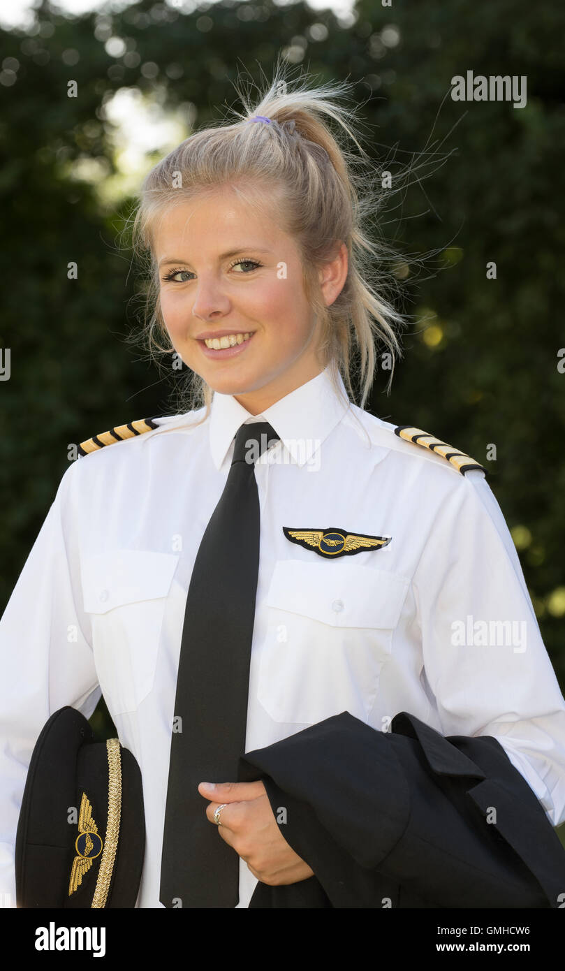 Bildnis einer jungen blonden Pilotin in uniform Stockfoto