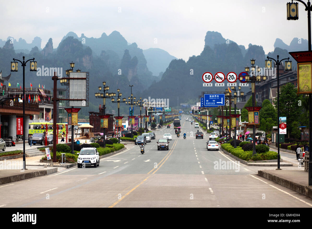Ansicht der Stadt Zhangjiajie mit Bergen im Hintergrund, Hunan, Volksrepublik China Stockfoto