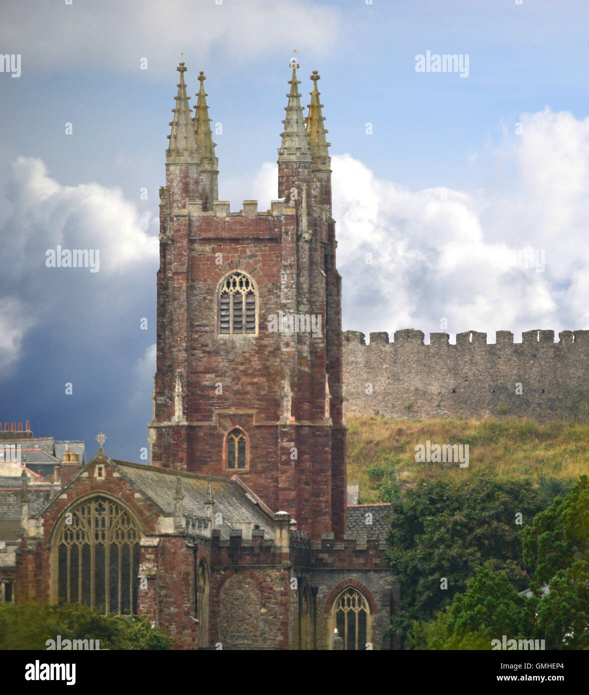St. Marien Kirche Totnes, mit der Burg im Hintergrund, Devon, England. Stockfoto