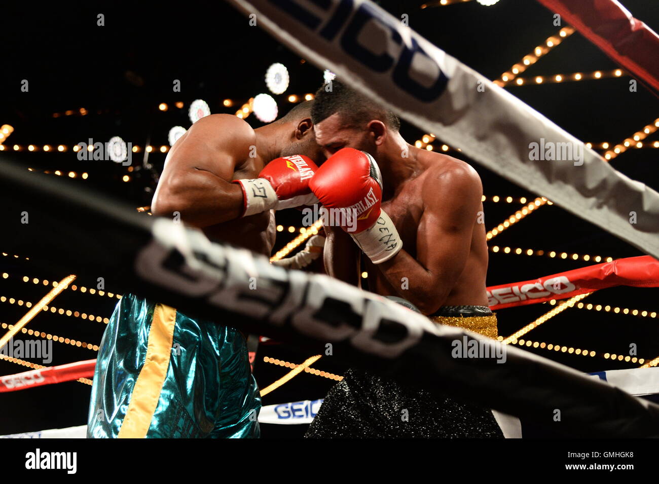 NEW YORK, NY - Januar 09: Tureano Johnson vs. Alex Theran 2015 Thron Boxen am Theater im Madison Square Garden am 9. Januar 2015 in New York City. Bildnachweis: Harry Pluviose/MediaPunch Stockfoto