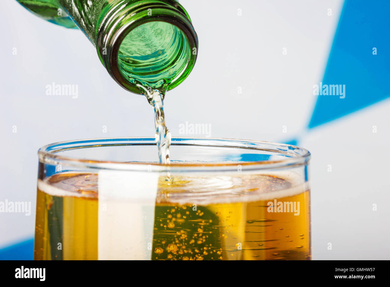 Nahaufnahme Schuss Gießen Bier in das Glas vor die bayerische Flagge Stockfoto
