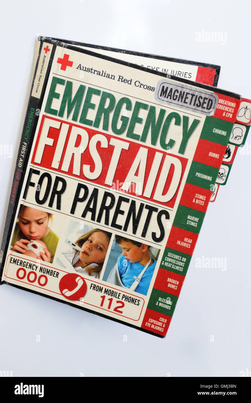 Erste-Hilfe-Buch für Eltern auf weißem Hintergrund Stockfoto