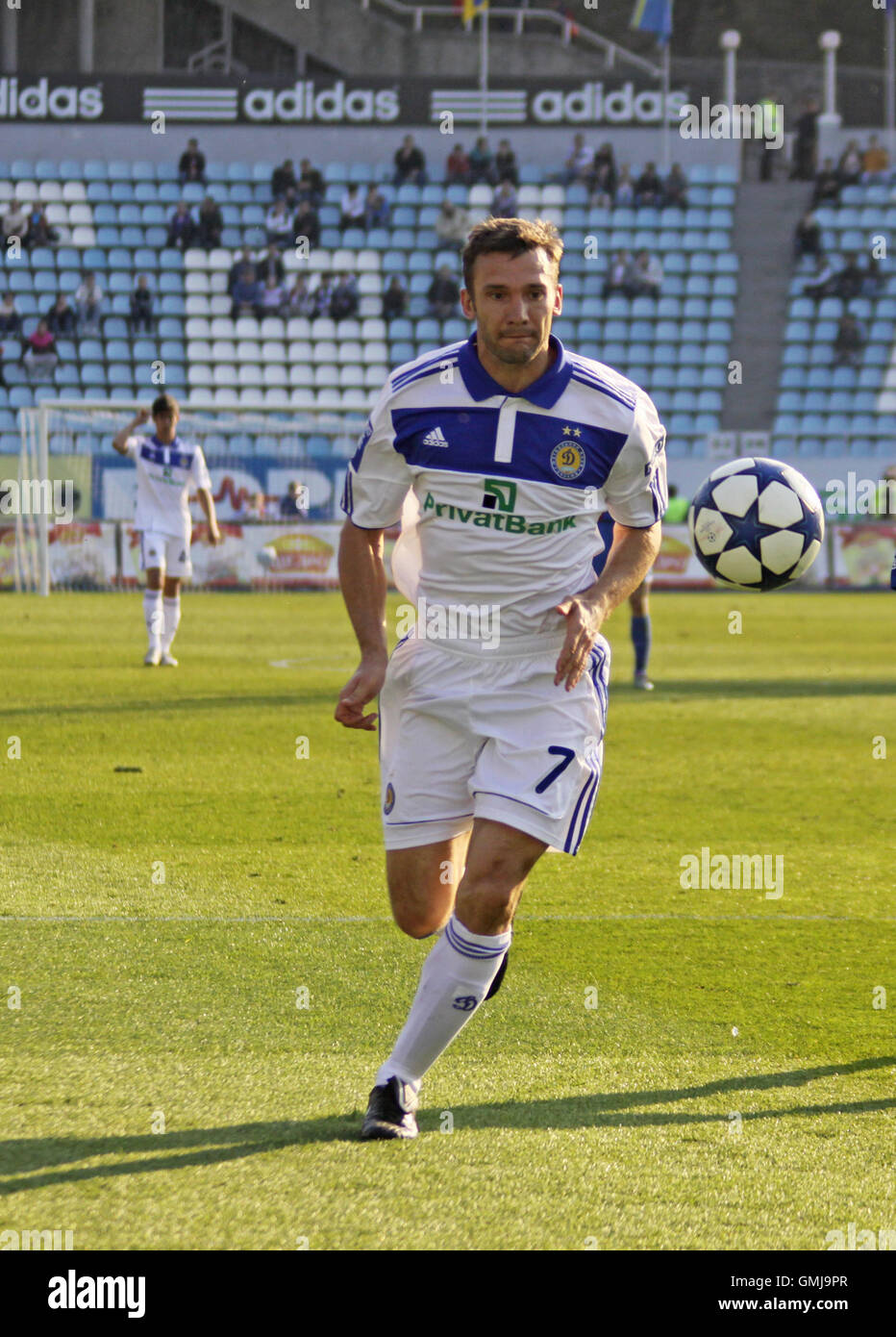 Kiew, UKRAINE - 23. April 2011: Andriy Shevchenko von Dynamo Kiew steuert eine Kugel während der Ukraine Meisterschaftsspiel gegen Arsenal Stockfoto