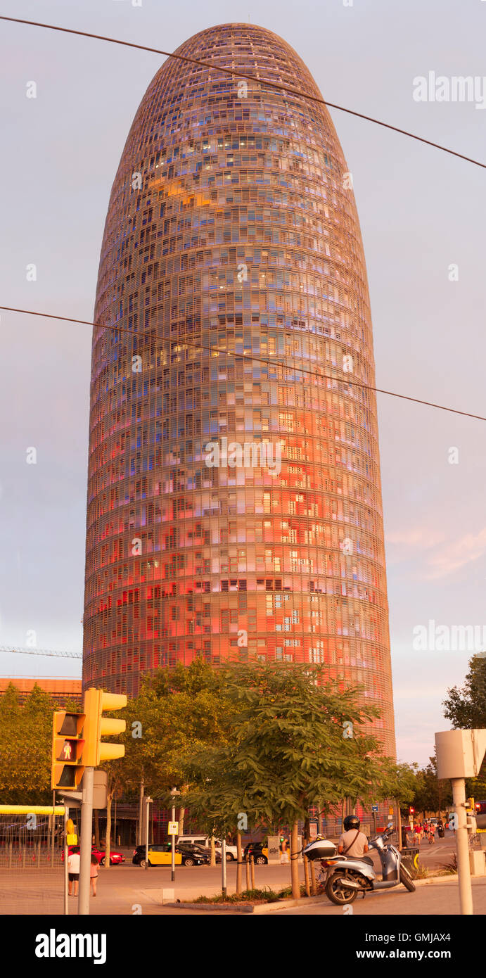 Barcelona, Spanien - 24. Juli 2016: Torre Agbar bei Sonnenuntergang mit Passanten neben. 38-geschossigen Turm wurde von der fam entworfen. Stockfoto