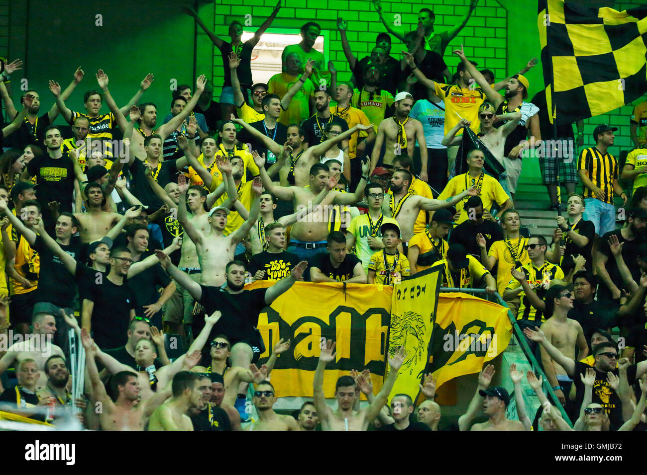 Sport, Fußball, UEFA Champions League, 2016/2017, Play-offs, 2. Etappe, Borussia Moenchengladbach gegen Young Boys Bern 6:1, Stadion Borussia-Park, Bern-Fußball-Fans jubeln trotz des Verlustes Stockfoto