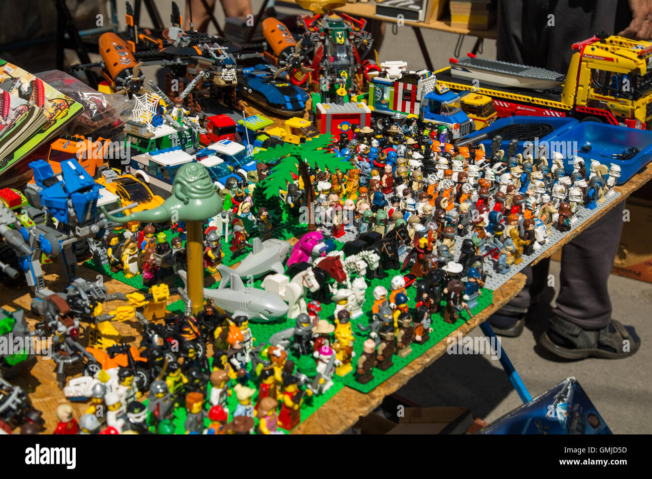 Kunststoff-Spielzeug zum Verkauf an einem Marktstand auf PECSA Bolhapiac Flohmarkt im Stadtpark, Budapest Stockfoto