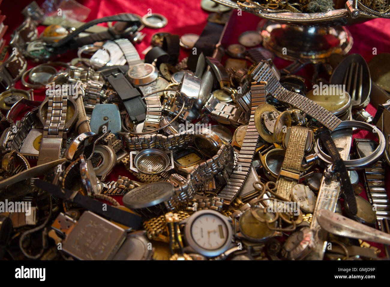 Second Hand Uhren zum Verkauf an einem Marktstand auf PECSA Bolhapiac Flohmarkt im Stadtpark, Budapest Stockfoto