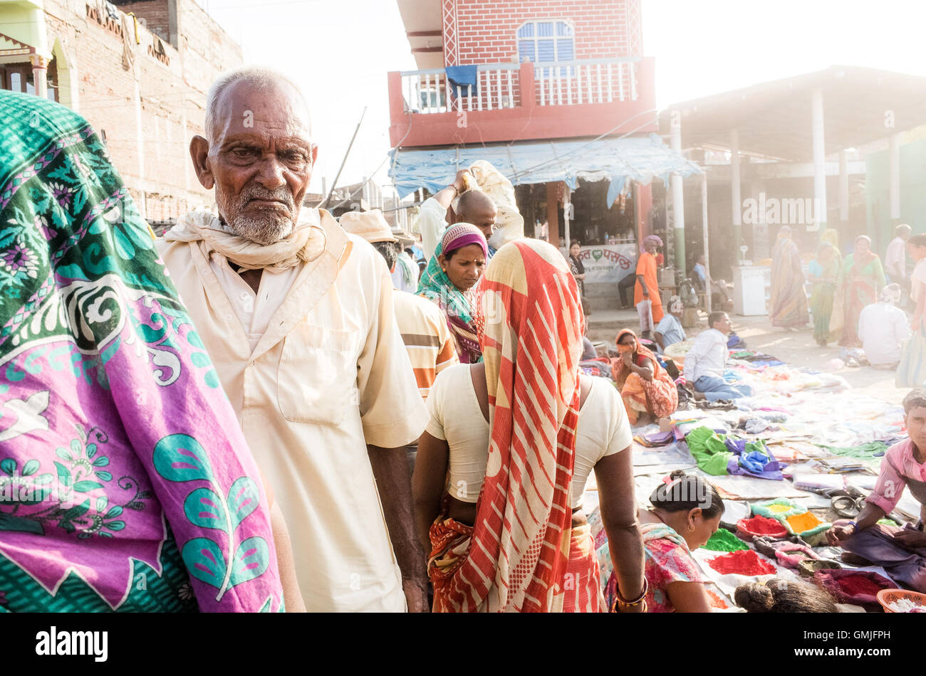 ein trauriger alten Mann in einem Lical Markt in einem Grenzdorf Indien Nepal Stockfoto