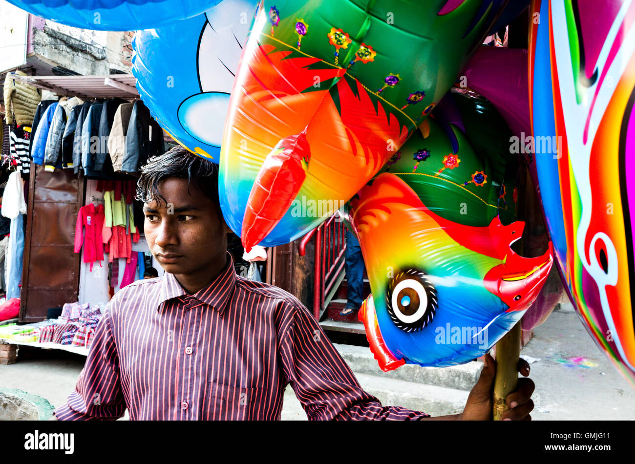 Reisen Sie Portrait eines jungen indischen Spielzeug Vertrieb jungen Stockfoto