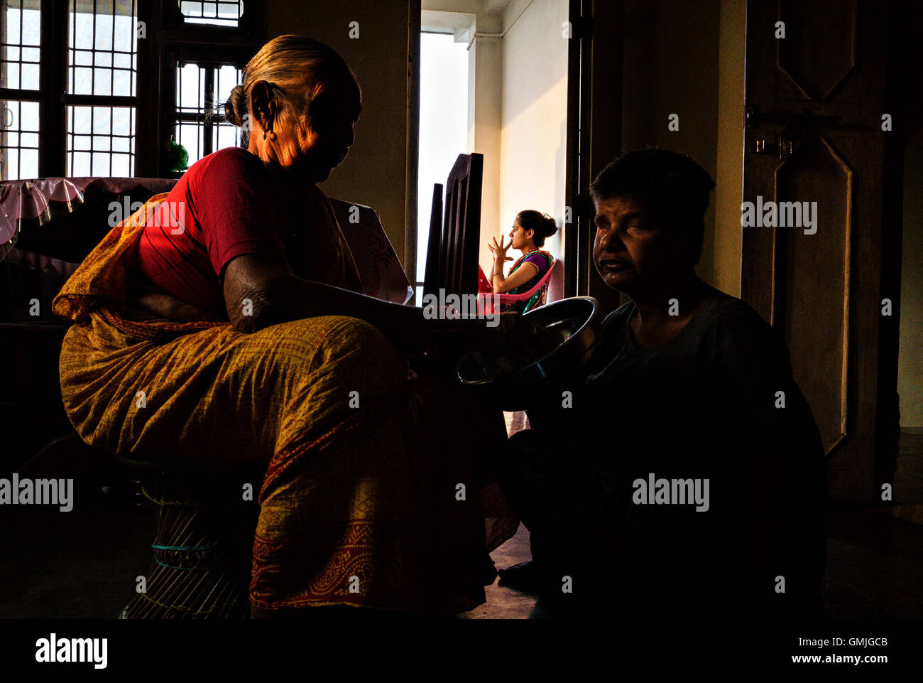 Eine Mutter Handanlage ihr körperlich und geistig herausgefordert Tochter Stockfoto