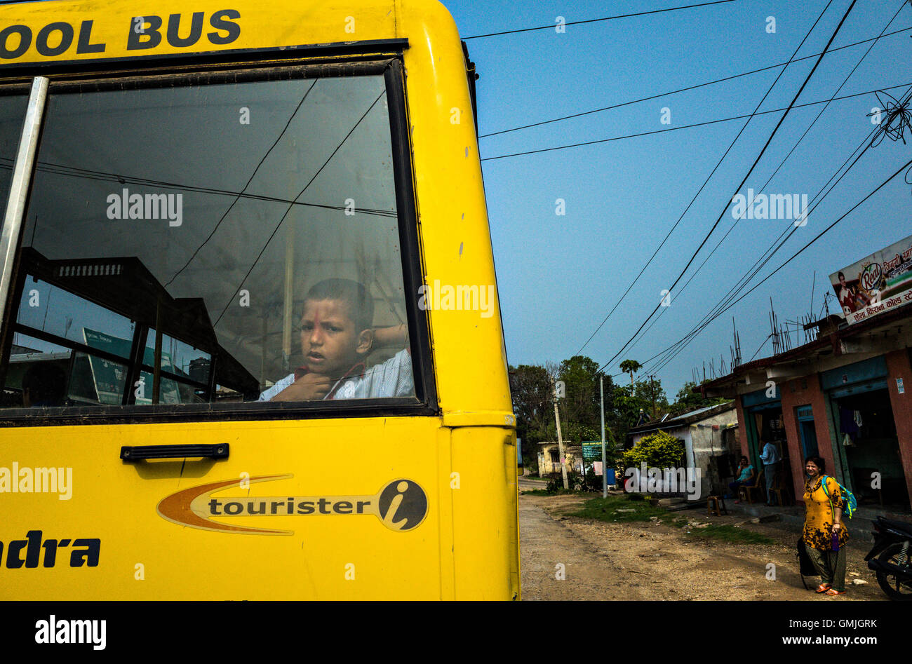 ein Kind auf den Schulweg mit Blick vom Heckscheibe Stockfoto