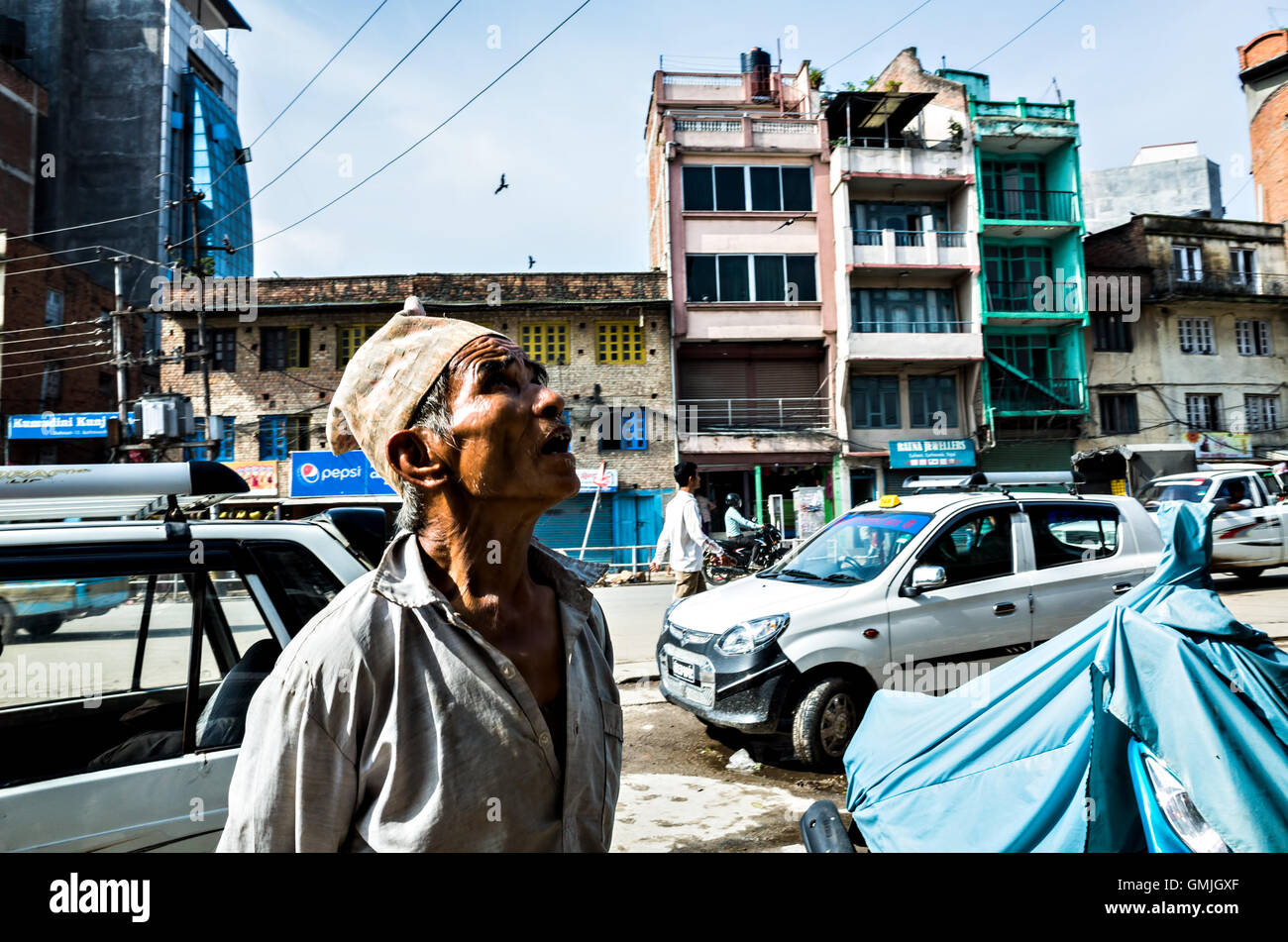 Reisen Sie Porträt von einem ländlichen nepalesischen Mann mittleren Alters suchen so überrascht in Kathmandu Stockfoto
