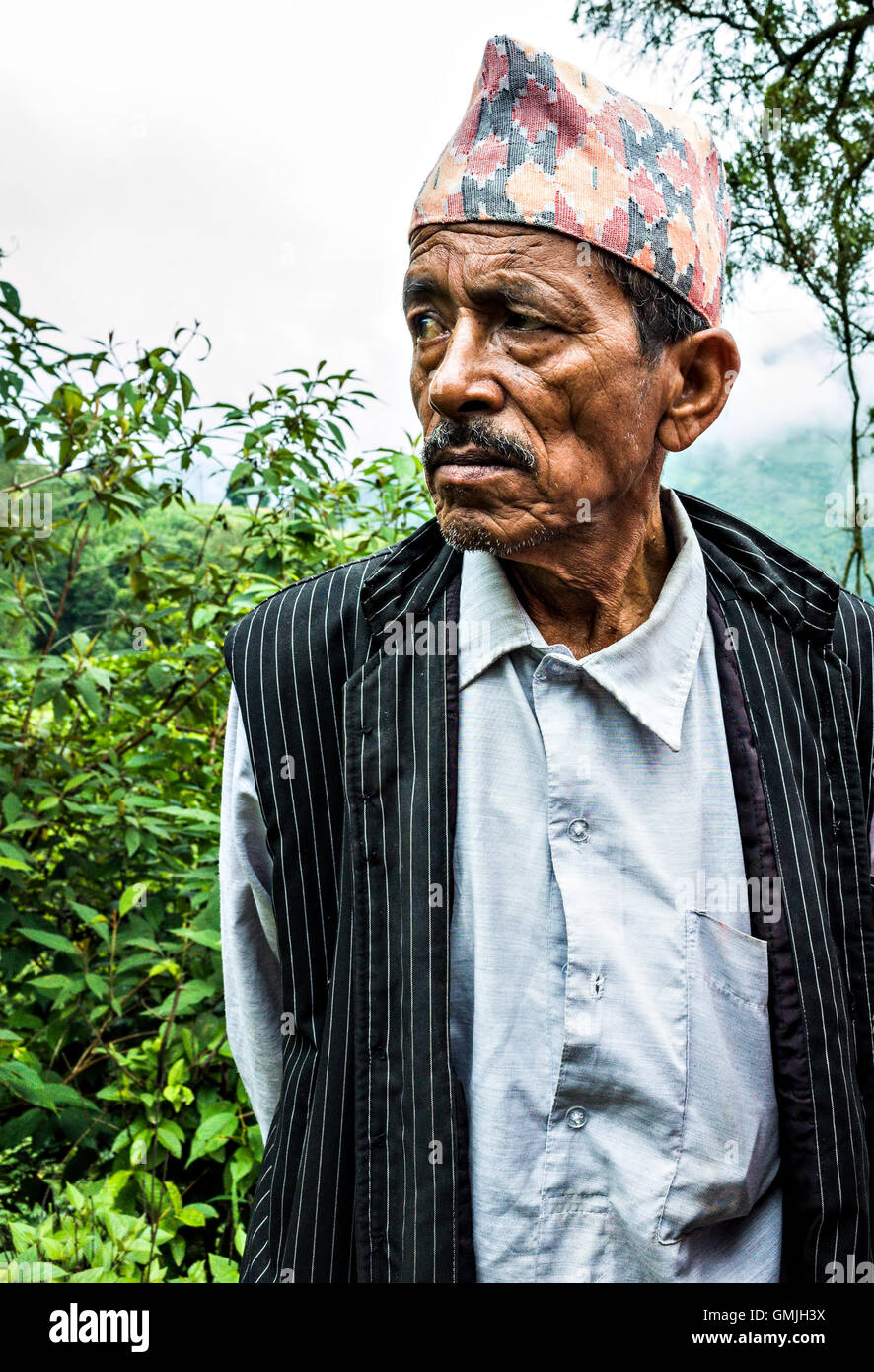 Reisen Sie Porträt eines nepalesischen Mannes auf seinen Sechzigern Stockfoto