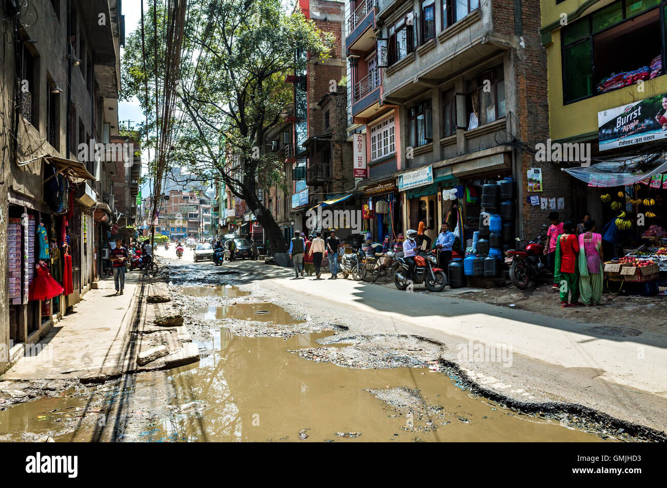 Straßenbild und schlechten beschädigten Straßen, Kalimati, Kathmandu, Nepal Stockfoto