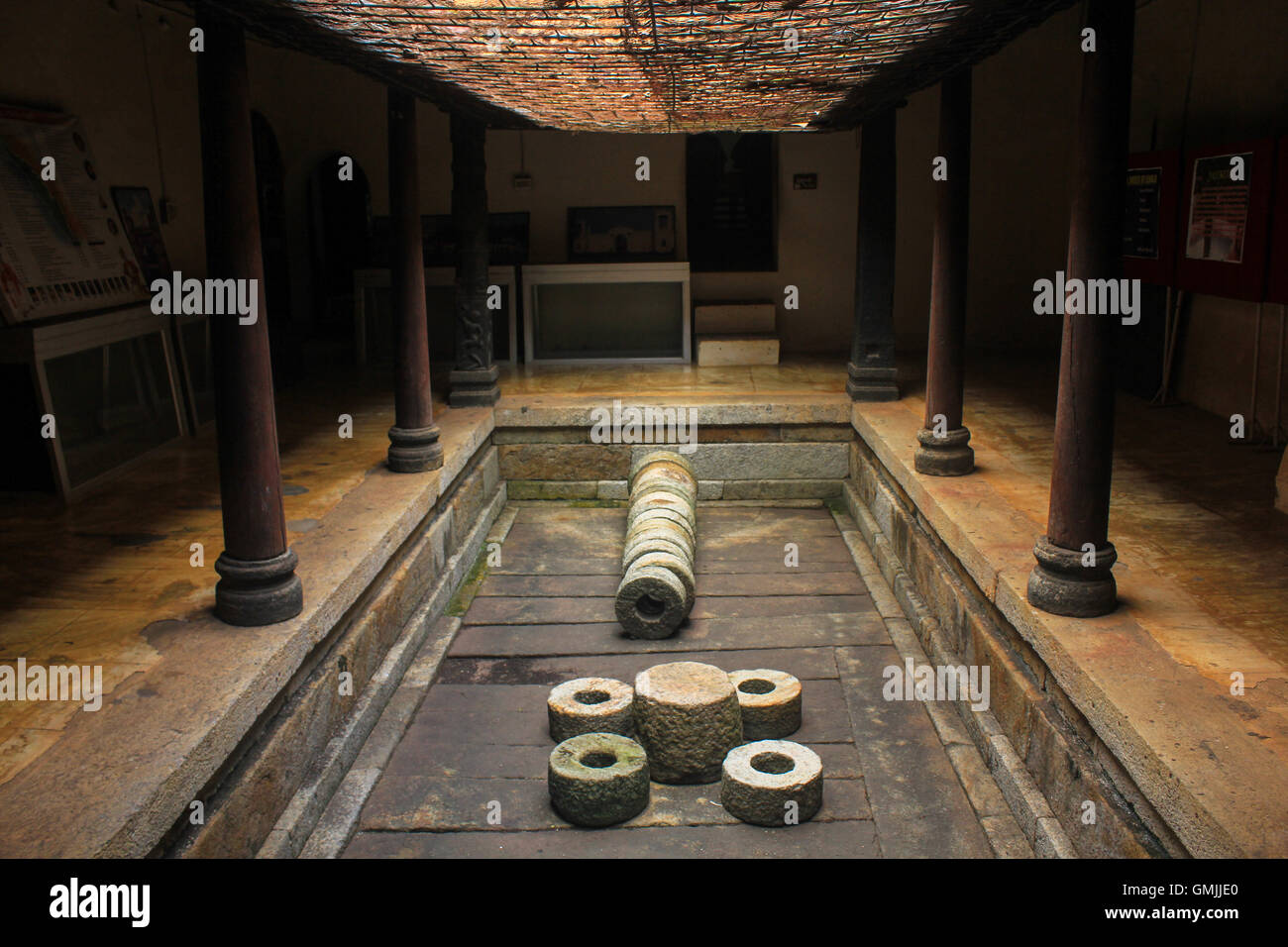 Innenhof des Naalukettu - antike Artefakte der königlichen Familie Stockfoto