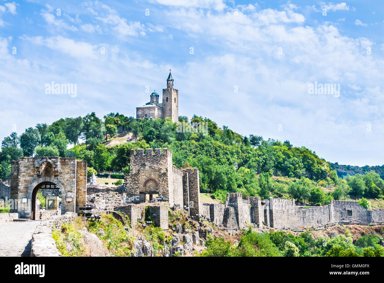 Tsarevets Fortress und der patriarchalischen Kirche in Veliko Tarnovo, Bulgarien. Stockfoto