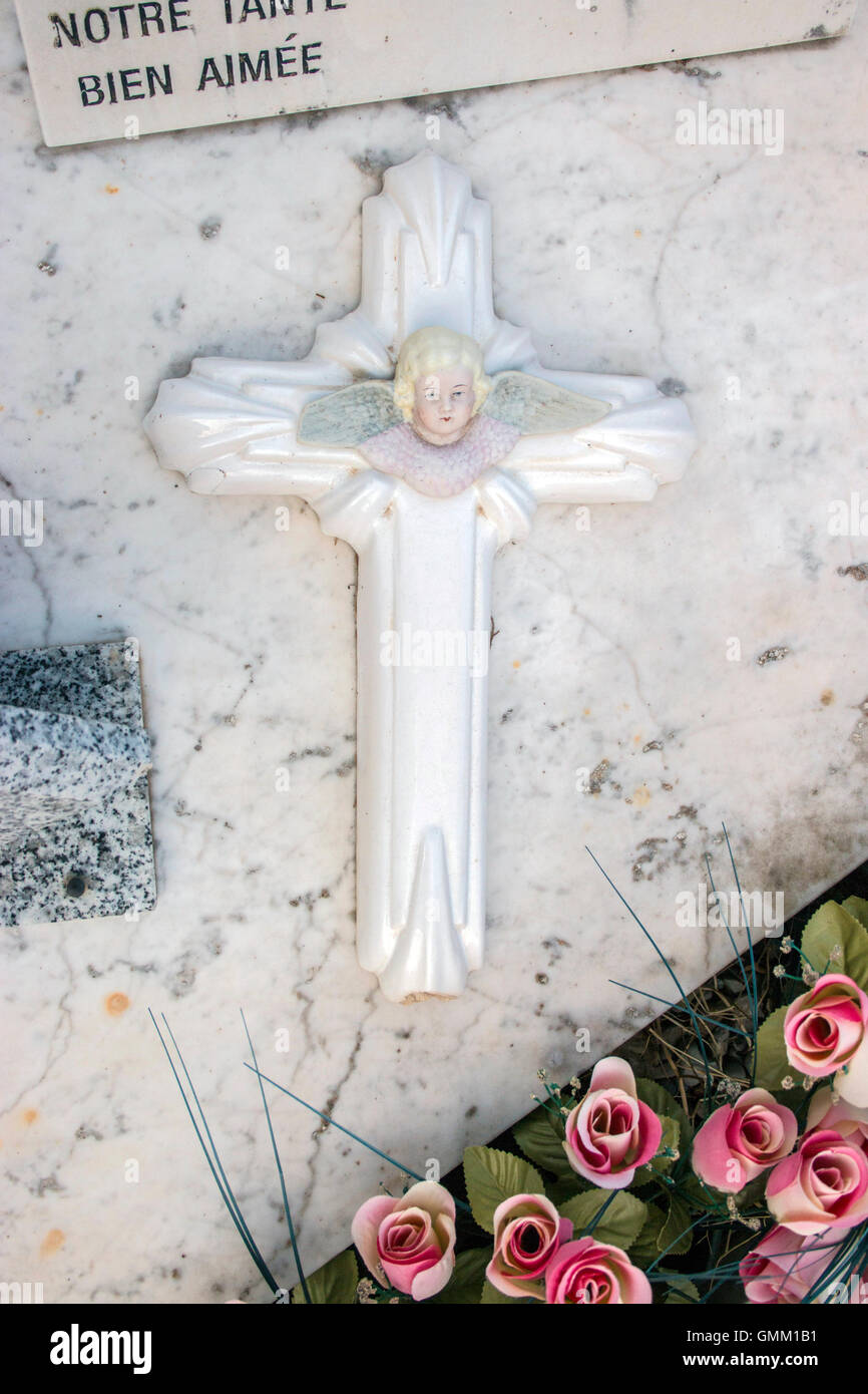 Nahaufnahme des französischen Grabstein mit Kreuz und Engel Stockfoto