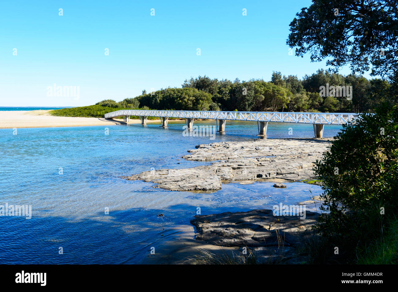 Fußgängerbrücke über die krummen River bei Gerroa, Illawarra Küste, New South Wales, NSW, Australien Stockfoto