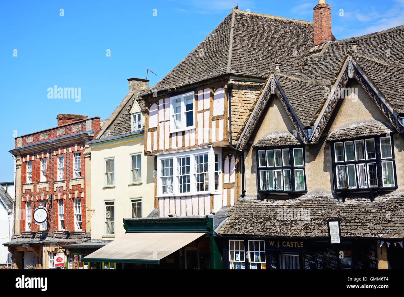 Interessante Architektur Detail über Geschäfte entlang der Einkaufsstraße The Hill Burford, Oxfordshire, England, Vereinigtes Königreich, West-Europa. Stockfoto