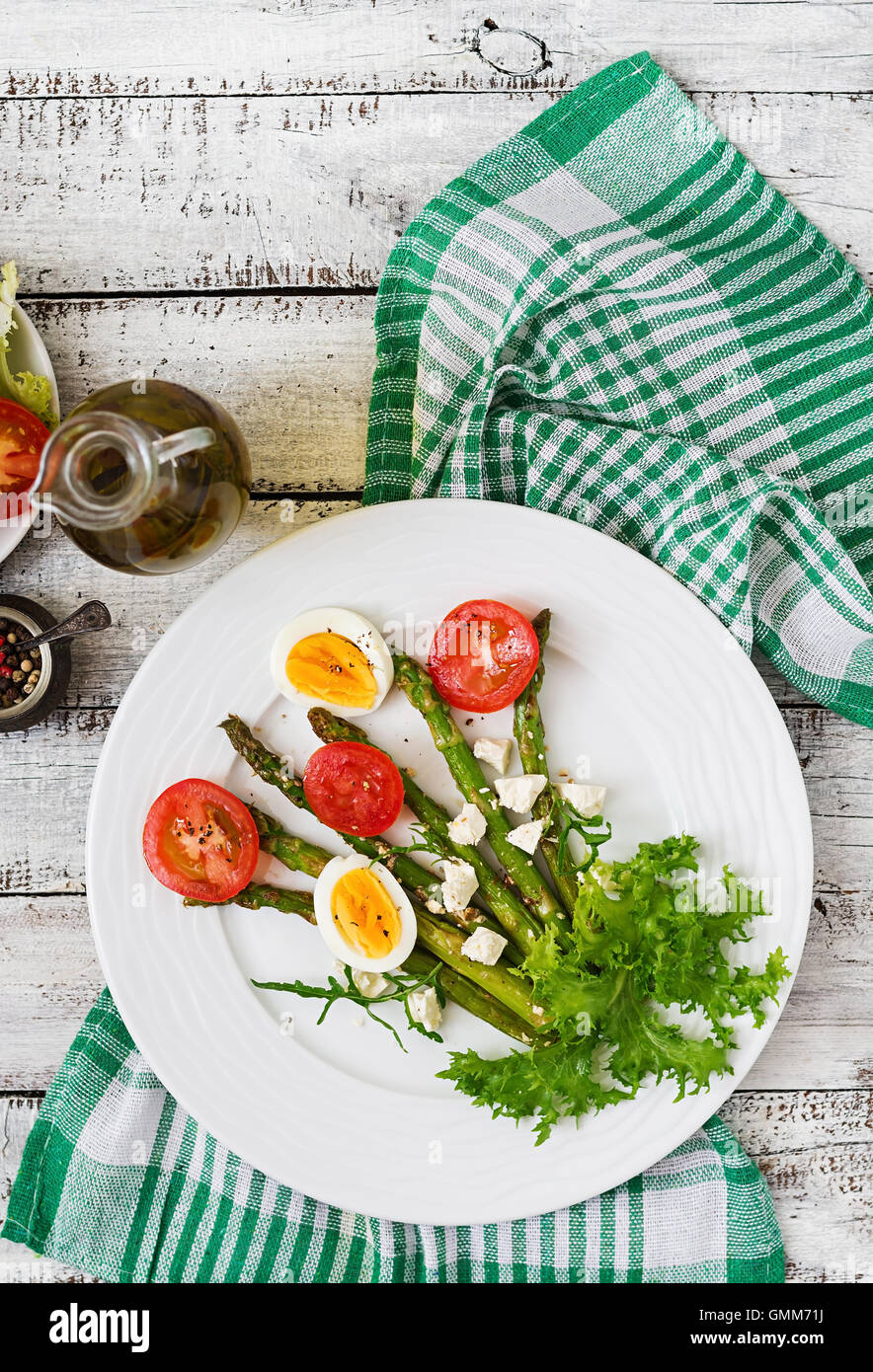 Warmer Salat von gebratenem Spargel, Feta-Käse, Tomaten und Eiern ...