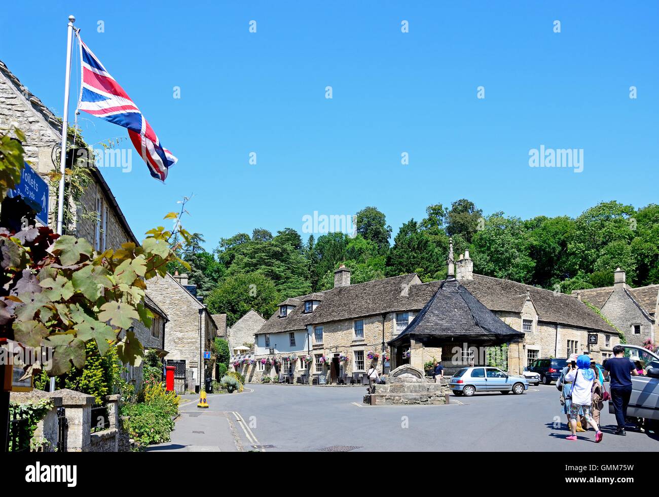 Blick auf den vierzehnten Jahrhundert Markt Kreuz mit Castle Inn nach hinten im Zentrum Dorfes, Castle Combe, Wiltshire, UK. Stockfoto