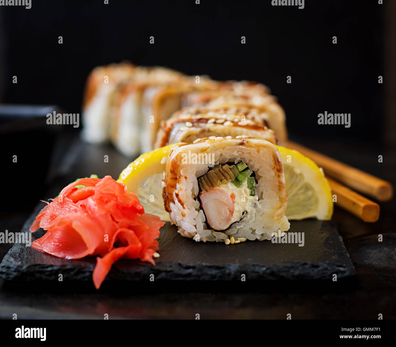 Traditionelles Japanisches Essen Sushi Brotchen Und Sauce Auf Einem Schwarzen Hintergrund Stockfotografie Alamy