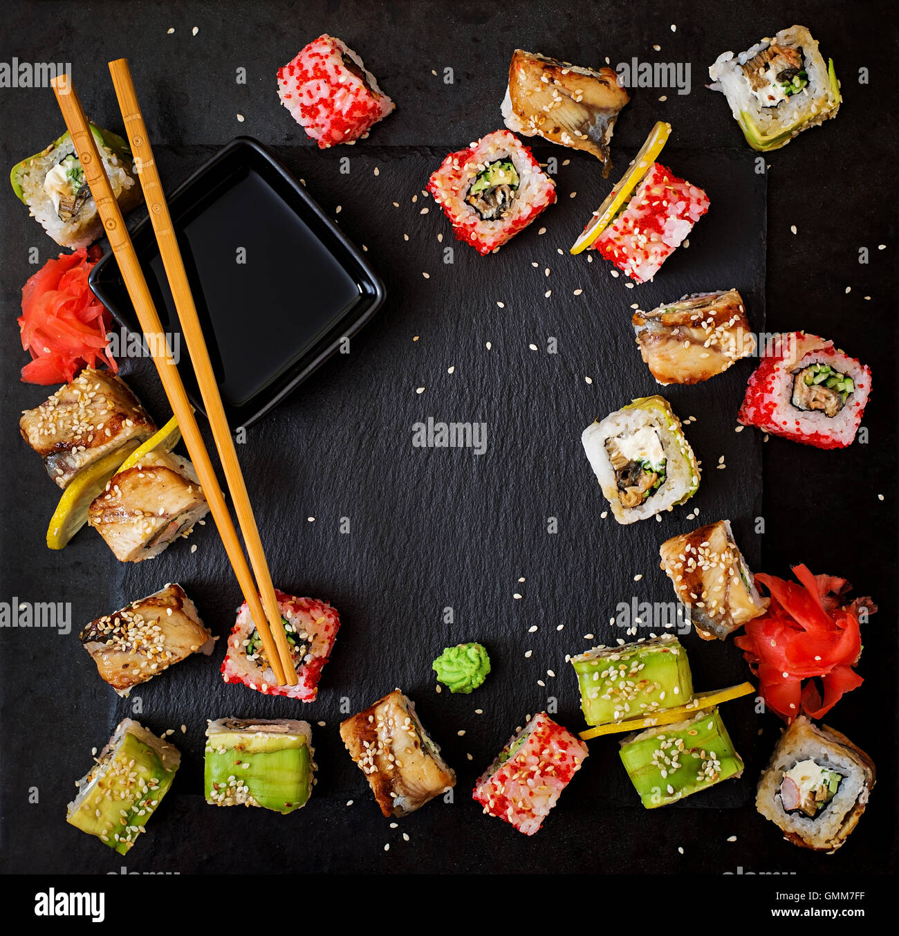 Traditionelles Japanisches Essen Sushi Brotchen Und Sauce Auf Einem Schwarzen Hintergrund Ansicht Von Oben Stockfotografie Alamy