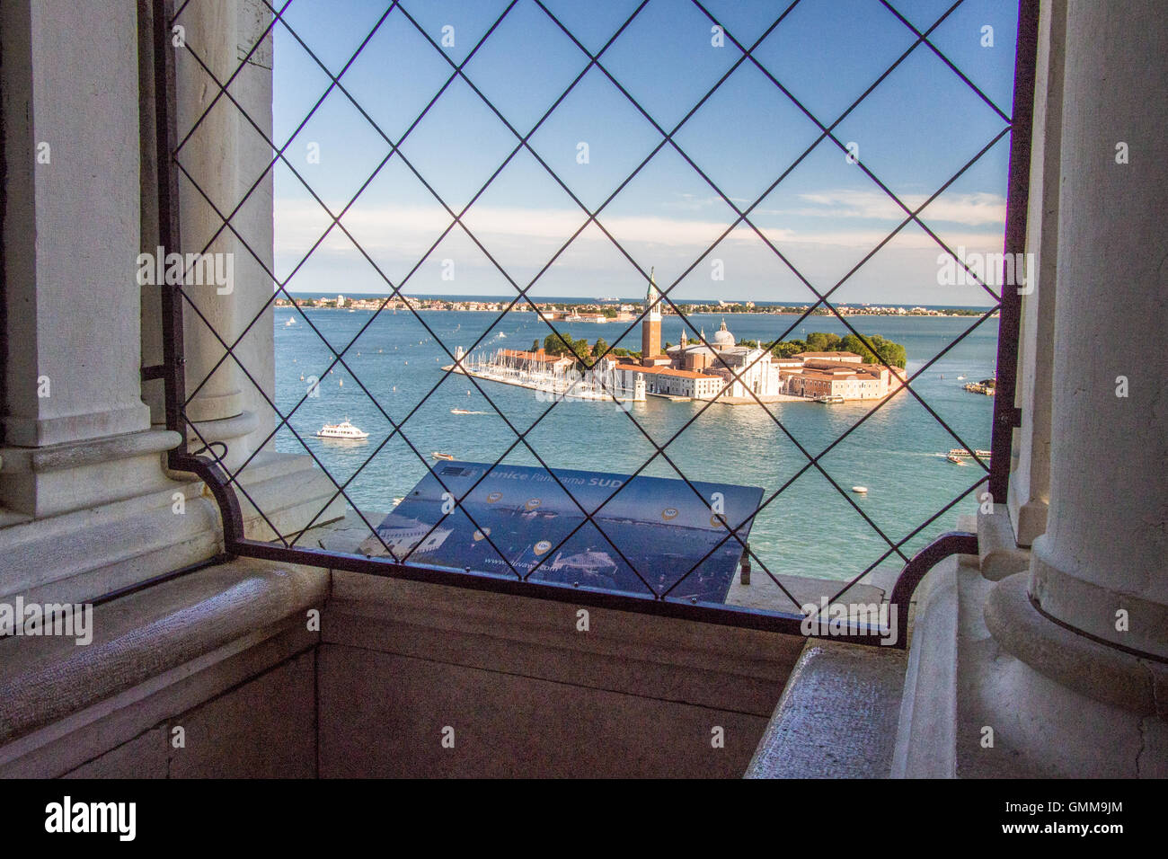 Blick vom Campanile in Markusplatz, Venedig. Blick auf die Insel San Giorgio Maggiore, Italien. Stockfoto