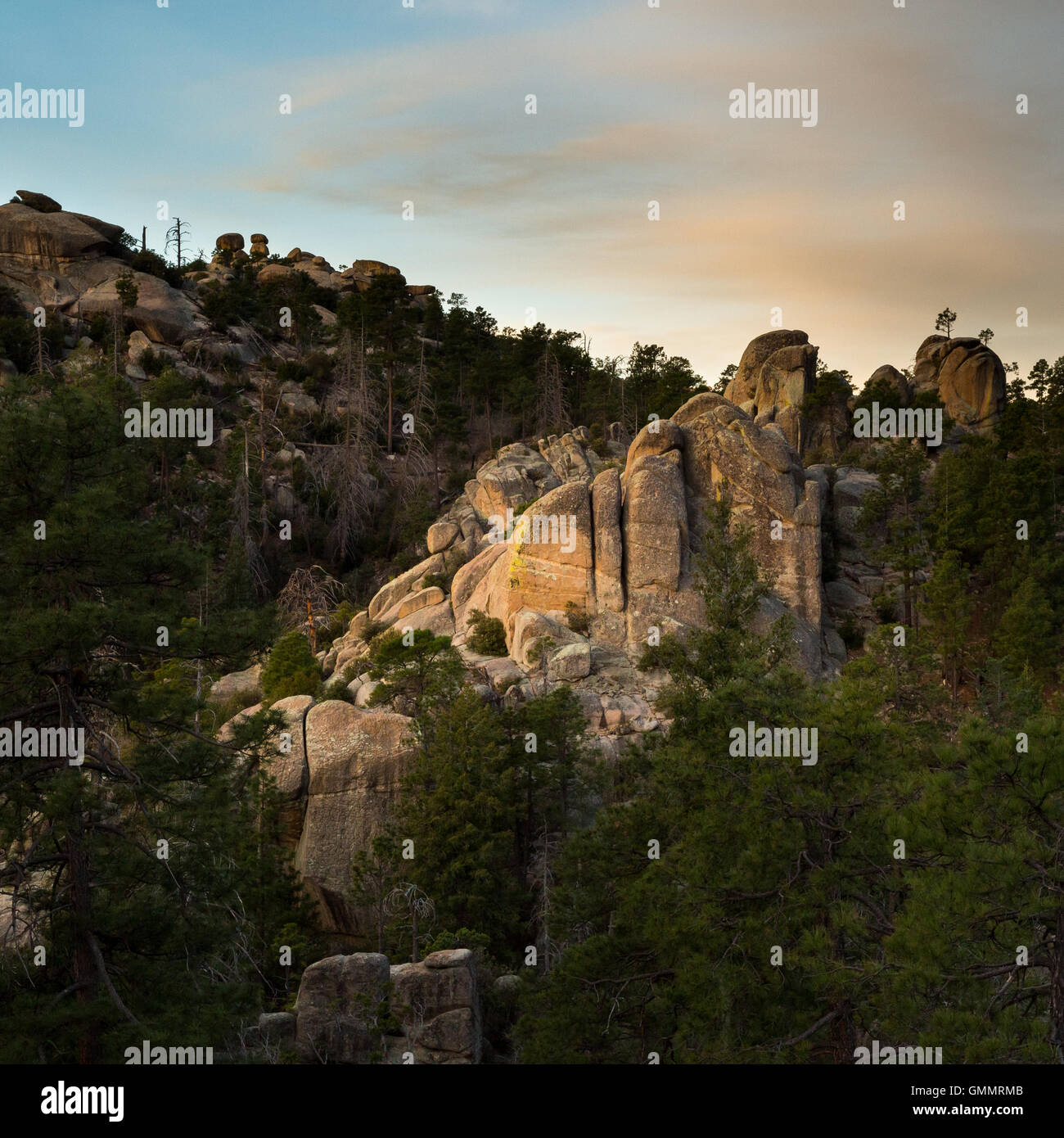 Sunrise Aufleuchten der Wolken über Granit Felsvorsprüngen in die Wildnis der Felsen. Pusch Ridge Wilderness, Arizona Stockfoto