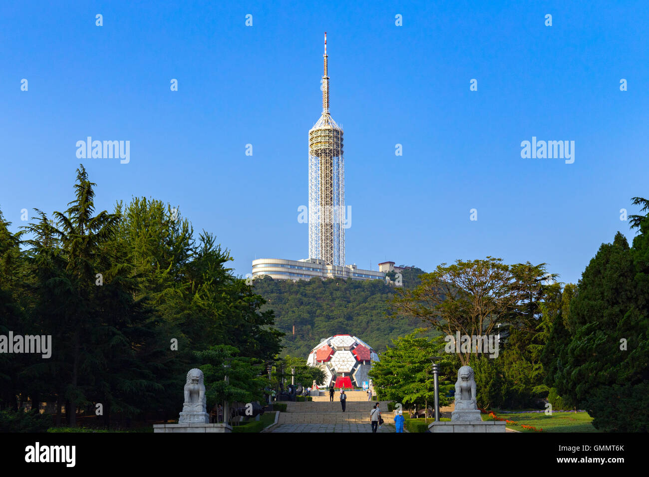 Dalian Sightseeing Tower bekannt als Fernsehturm, China. Stockfoto