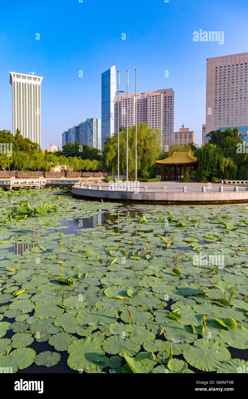 Teich des Arbeiterparks am frühen Morgen, Dalian, China Stockfoto