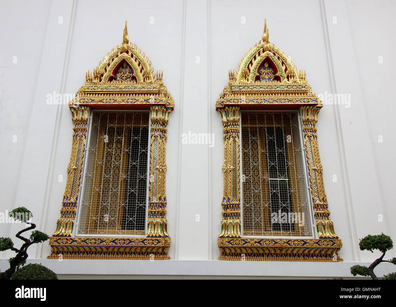 Windows mit goldenen handgefertigte Dekoration und Motive in einem thailändischen buddhistischen Tempel. Stockfoto