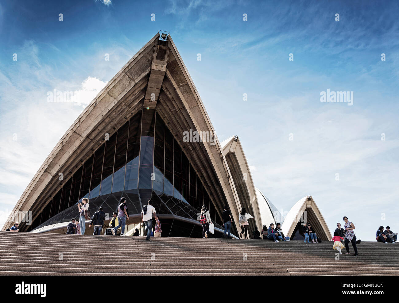 Touristen, die in Australien Sydney Opernhaus Wahrzeichen ausführlich an sonnigen Tag Stockfoto