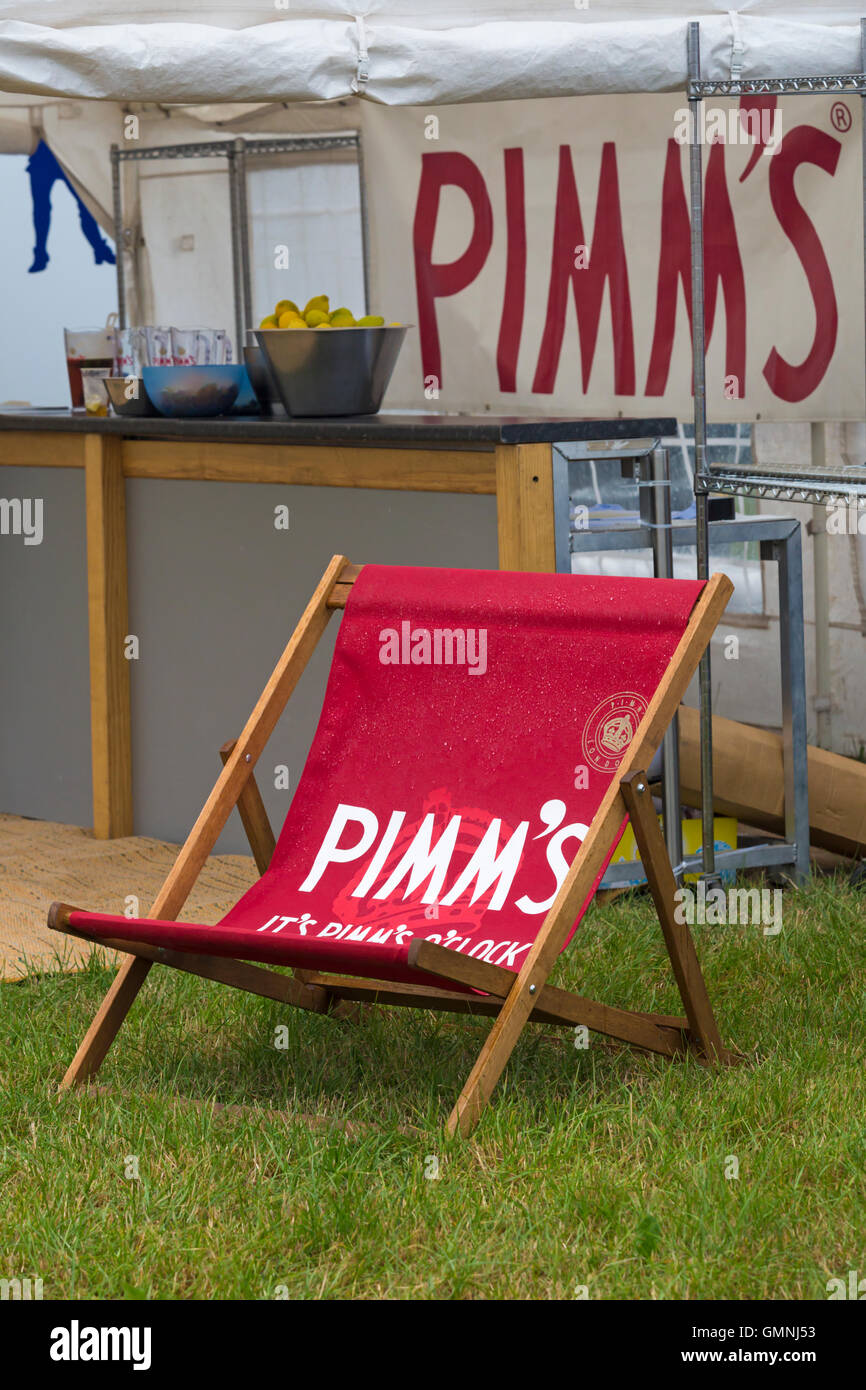 Pimm es Stall und Liegestuhl am Great Dorset Steam Fair, Tarrant Hinton, Dorset im August Stockfoto