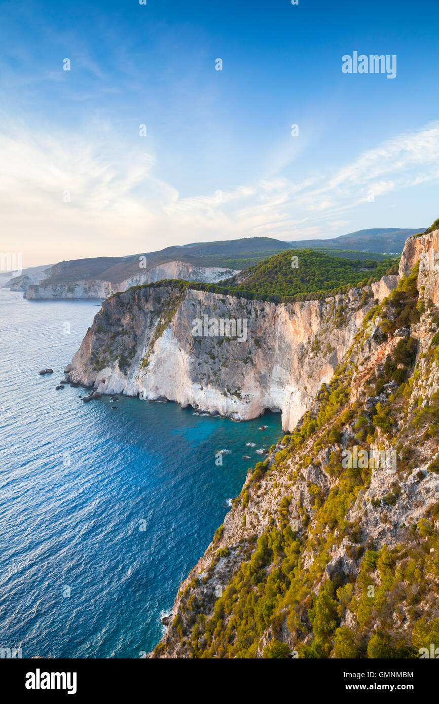 Vertikale Küstenlandschaft von Kap Keri. Griechische Insel Zakynthos im Ionischen Meer Stockfoto