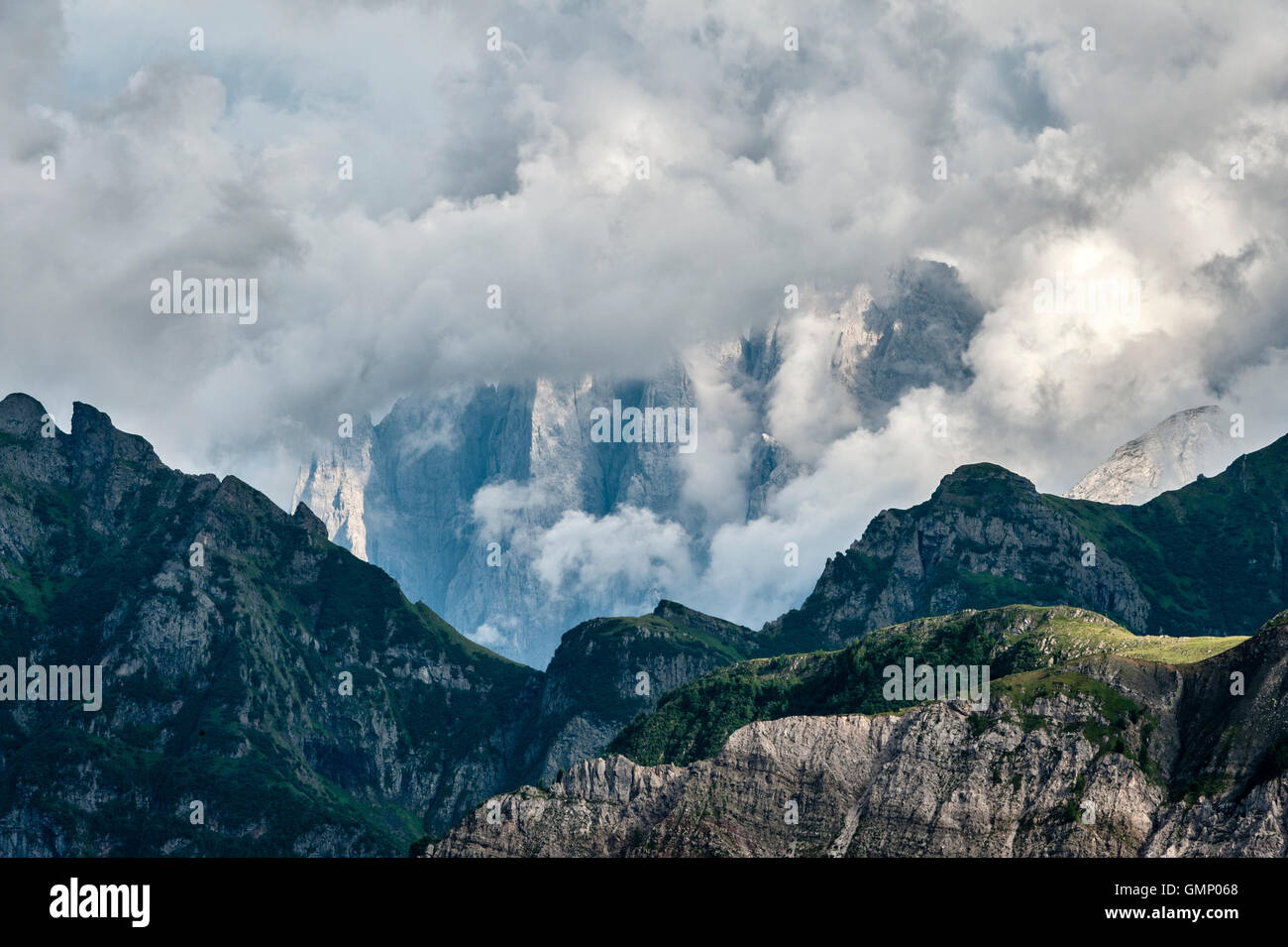 Die Dolomiten, Trentino, Norditalien. Teil der Pale di San Martino ab Monte Pradazzo gesehen, im Sommer Stockfoto